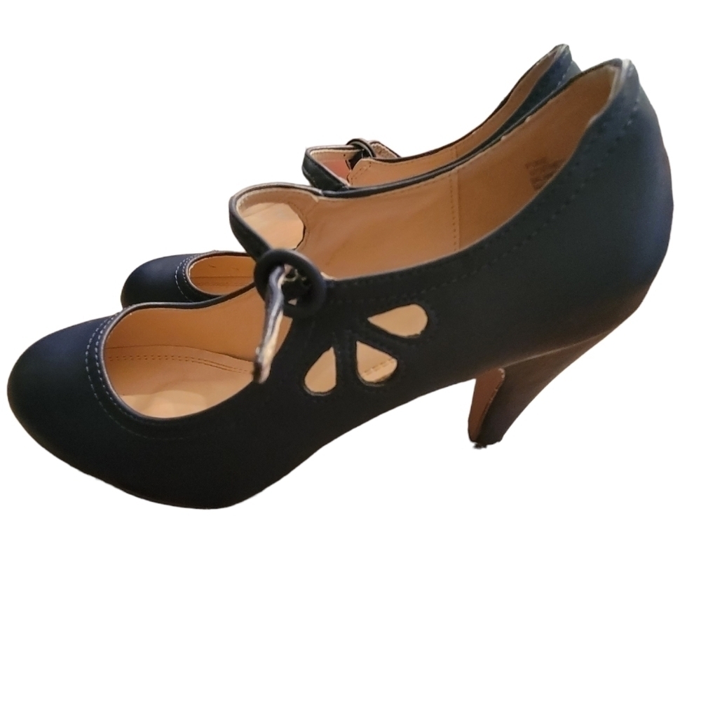 J Adam's "Pixie" Retro Mary Janes with Teardrop Cutout Size 8 1/2
